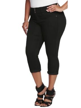 Torrid Three Button Black Cropped /Capri Jeggings - Size 16